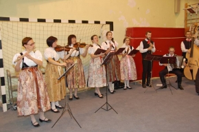 Kapela i część Zespołu Pieśni i Tańca Goleszów w trakcie występu